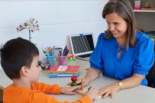 Heloise Reis atendendo criança em sessão de psicopedagogia